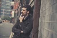 Paars is het nieuwe zwart voor mannen dit voorjaar